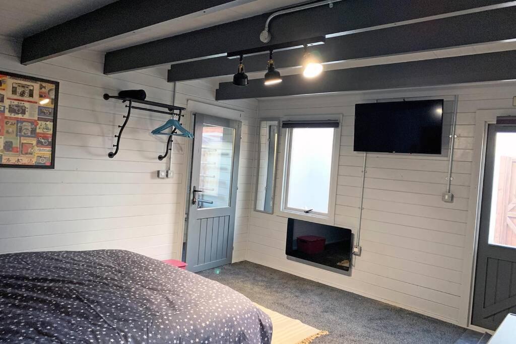 Cosy, Self-Contained Garden Room In City Centre! Hereford Bagian luar foto