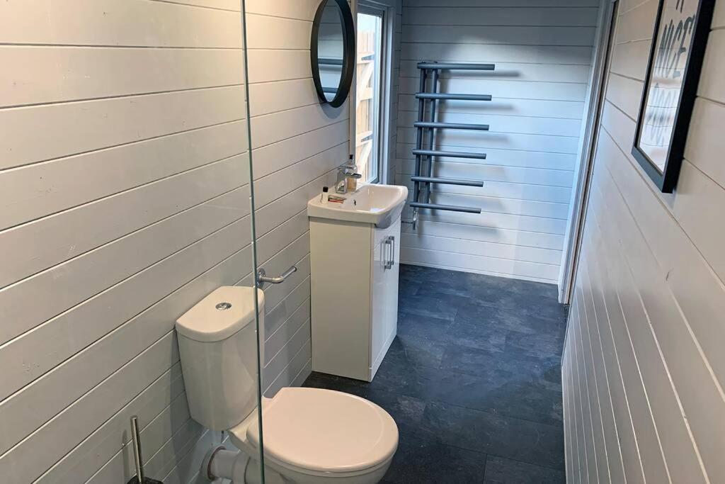 Cosy, Self-Contained Garden Room In City Centre! Hereford Bagian luar foto