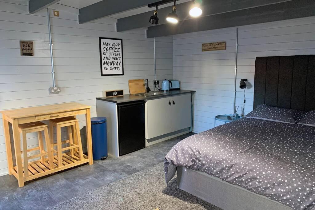 Cosy, Self-Contained Garden Room In City Centre! Hereford Bagian luar foto
