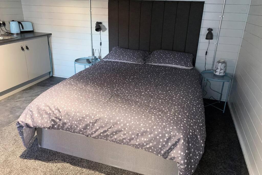 Cosy, Self-Contained Garden Room In City Centre! Hereford Bagian luar foto